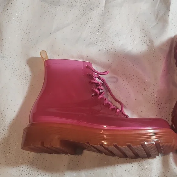 DONATING THIS WEEKEND IF NOT BOUGHT: Melissa boots size 7 for women - Picture 3 of 10